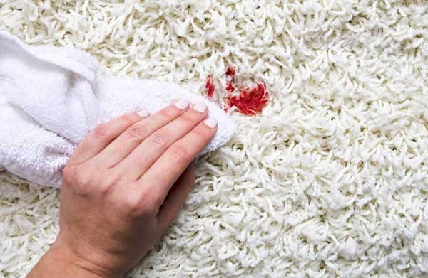 blutfleck-aus-teppich-entfernen