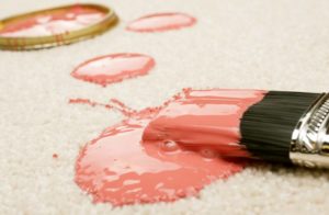 Farbe im Teppich reinigen