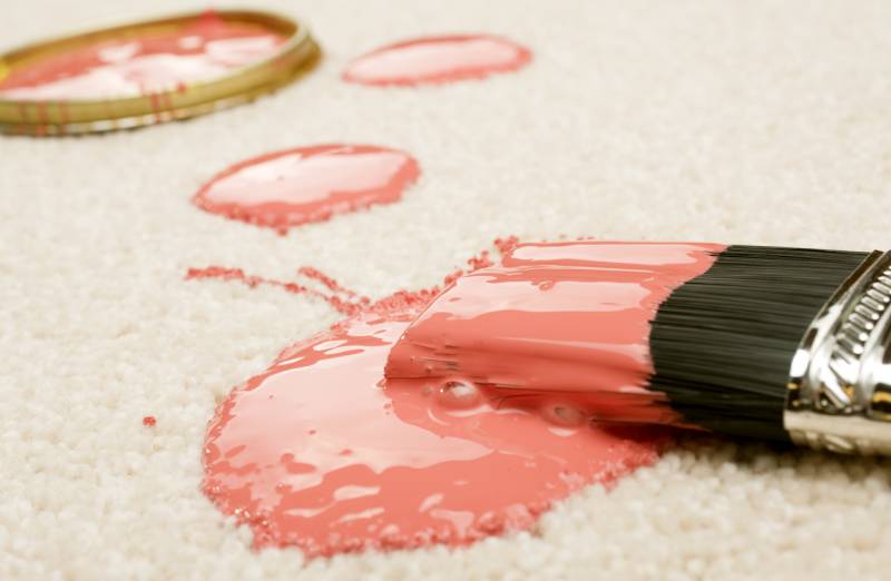 Farbe im Teppich reinigen