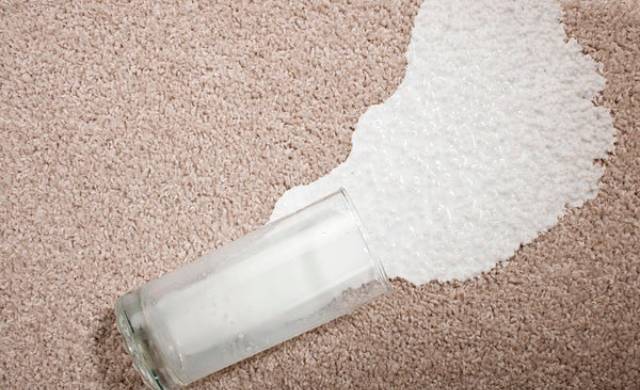 Milch auf den Teppich verschütten