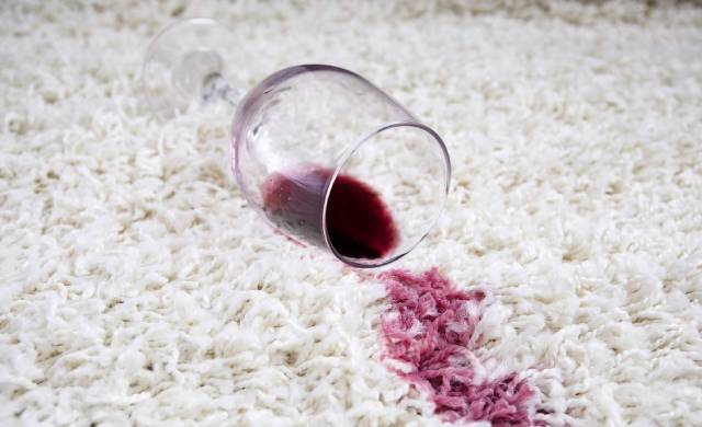 Rotwein vom Teppich reinigen (1)