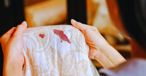 Blut aus der Kleidung entfernen: Anleitung + Tipps