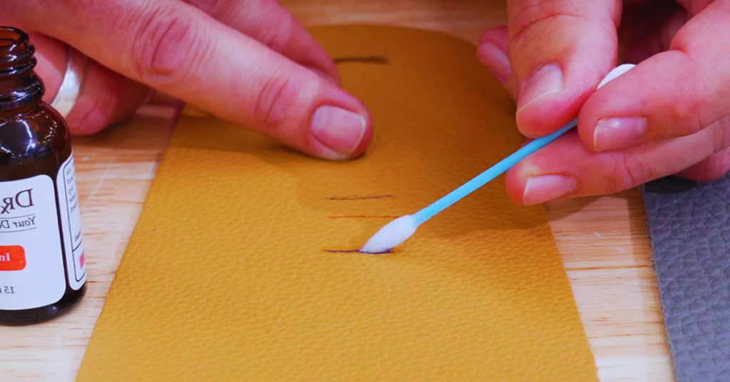 Tinte aus Leder entfernen SchrittfürSchritt Anleitung + Tipps [2024]
